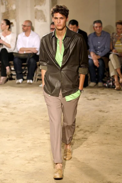Look 16